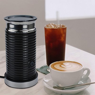 Mousseur à lait électrique Barista Perfection avec tasse de café et verre