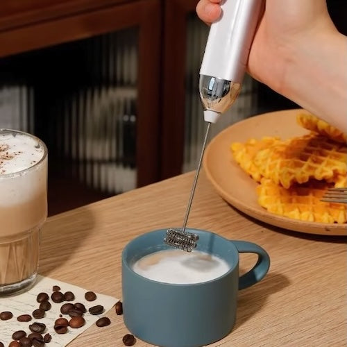 Mousseur a lait Le Nuage au dessus d'une tasse remplie de mousse