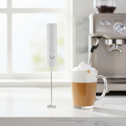 Mousseur de lait Cappuccino Express blanc sur comptoir avec tasse de café avec mousse