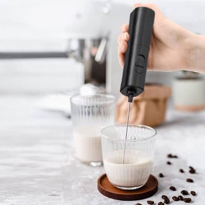 Mousseur de lait Premium Barista prépare lait moussé pour café