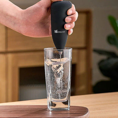 Mousseur electrique Portable Inox dans un verre eau