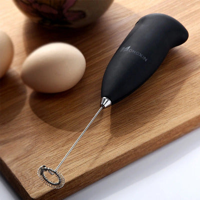 Mousseur electrique Portable Inox sur une planche de bois avec oeufs