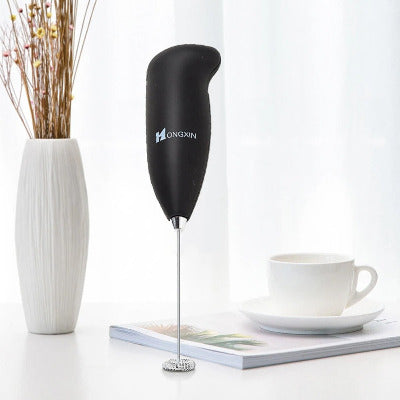 Mousseur electrique Portable Inox sur tble avec tasse et pot de fleurs séchées