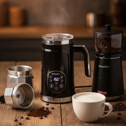 Mousseur électrique SikFoam sur table avec cafetière moka, café et moulin à café