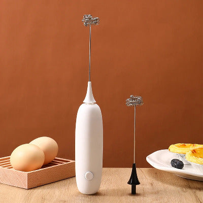 Mousseur lait électrique Le Nuage blanc sur table avec oeufs