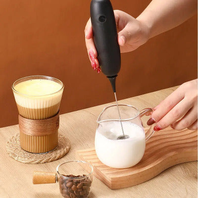 Mousseur lait électrique Le Nuage mousse le lait dans un pot sur une planche