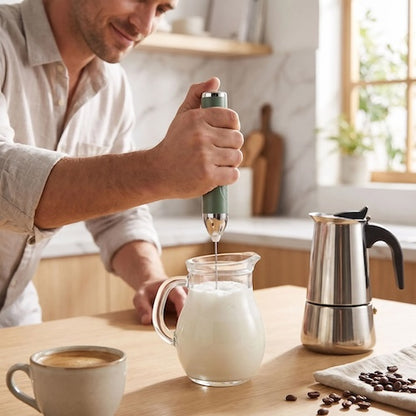Mousseur lait electrique Belle Mousse homme mousse le lait preè d'une cafetiere moka