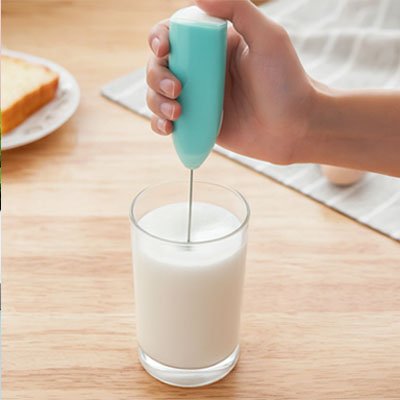 Mousseur lait Mousseur Pro bleu dans verre