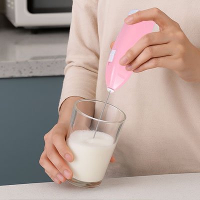 Mousseur lait Mousseur Pro rose dans verre de lait