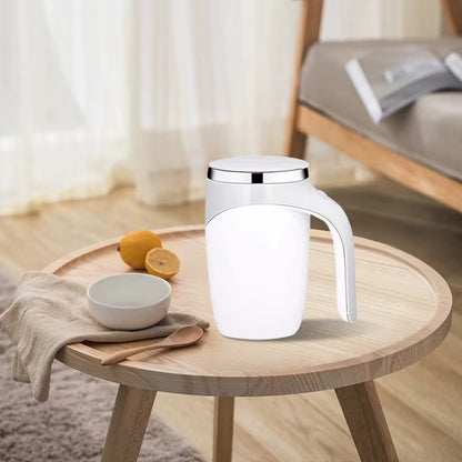Mug Mélangeur Automatique sur petite table