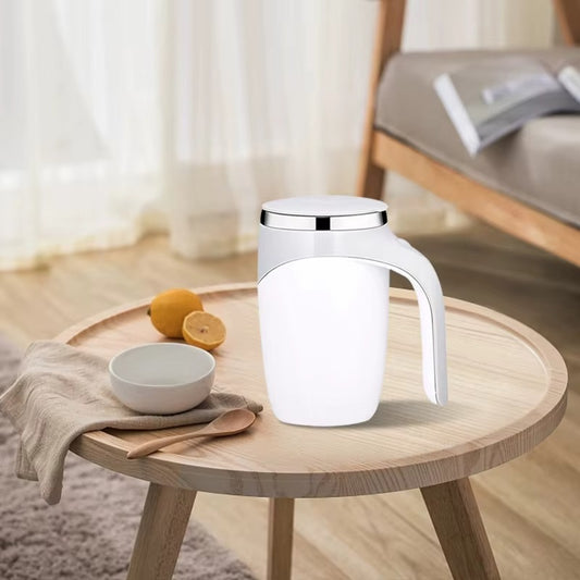 Mug Mélangeur Automatique sur petite table