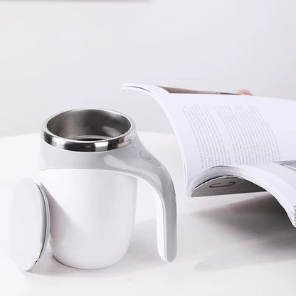 Mug Mélangeur Automatique blanc sur table avec livre
