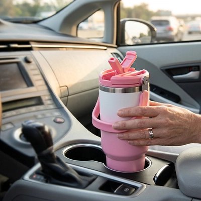 Mug isotherme Thermokeeper dans la console d'une voiture