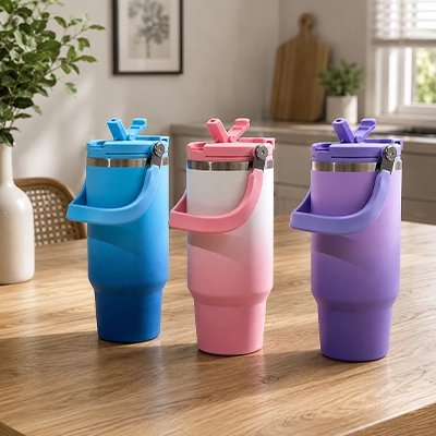 Mug isotherme Thermokeeper trois mugs sur table