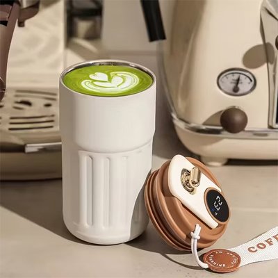 Mug isotherme Thermoperfect de couleur maron sur table