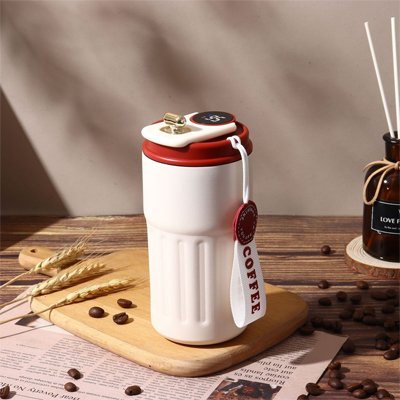 Mug isotherme Thermoperfect de couleur rouge sur une planche