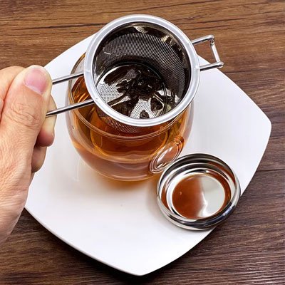 Passoire a thé Design Premium avec feuilles de thé dans une tasse