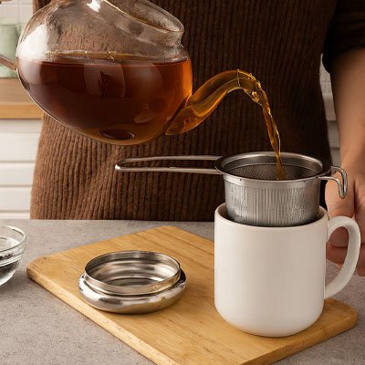 Passoire à thé Design Premium avec une tasse sur planche de bois