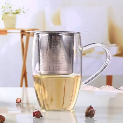 Passoire à thé Premium Tea dans tasse de thé sur table