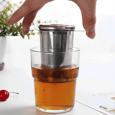 Passoire à  thé Premium Tea tenue sur tasse de thé