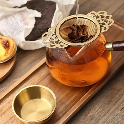 Passoire pour thé - ÉlégantInox - eau versé sur thé