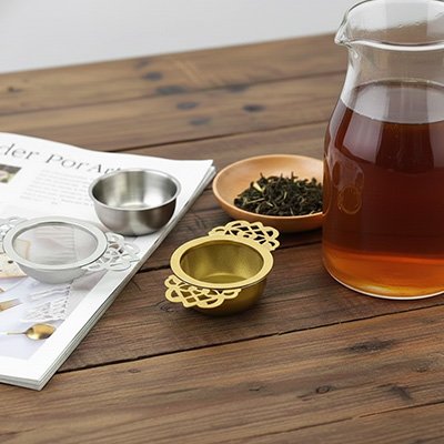 Passoire pour thé - ÉlégantInox - sur table avec théière