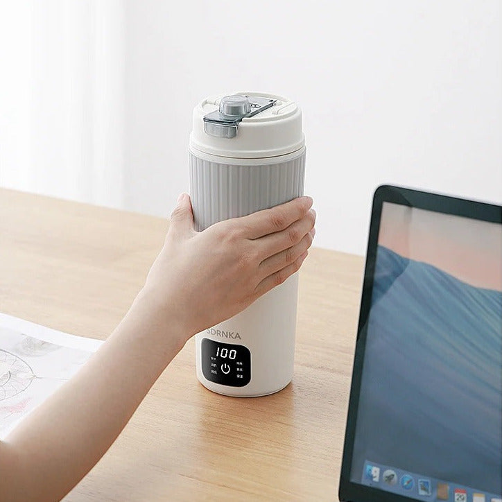 Petite bouilloire Nomade Compacte sur un bureau avec ordinateur