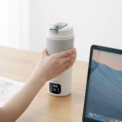 Petite bouilloire Nomade Compacte sur un bureau avec ordinateur