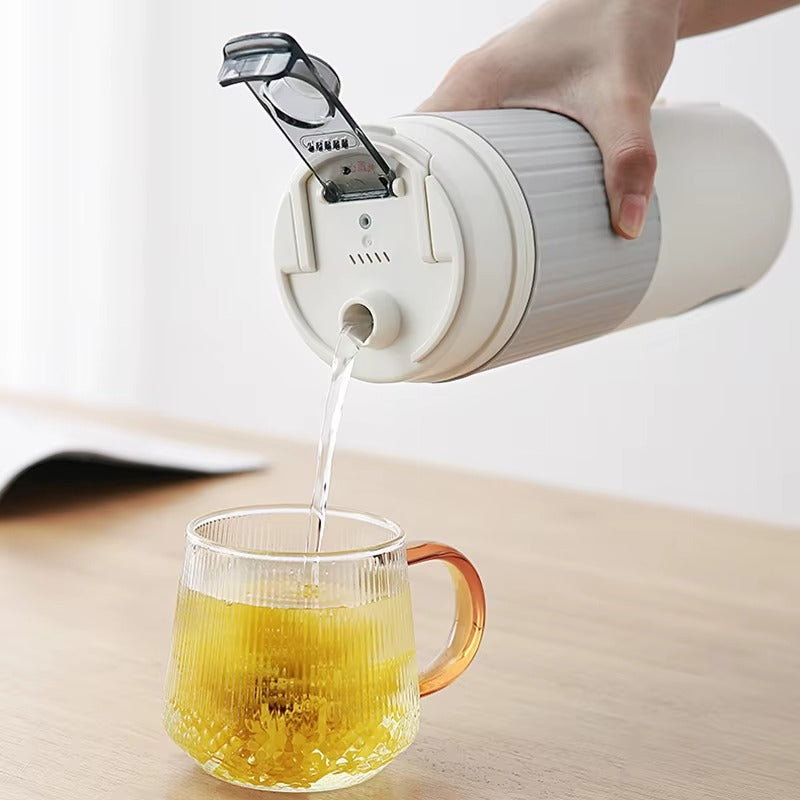 Petite bouilloire Nomade Compacte verse eau dans tasse