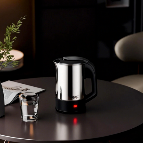 Petite bouilloire Voyage Compact sur table avec verre d'eau et revue