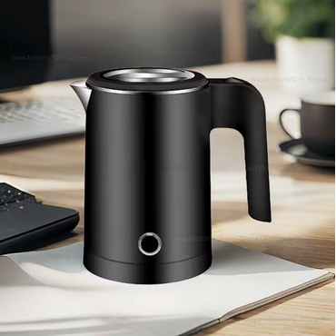 Petite bouilloire électrique CompactPro noire sur bureau - Mon Univers Thé et Café