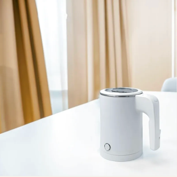 Petite bouilloire électrique Compact Pro blanche sur table