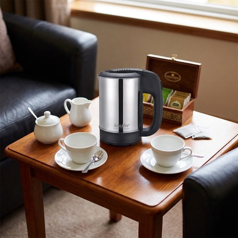 Petite bouilloire Voyage Compact sur une petite table avec tasses
