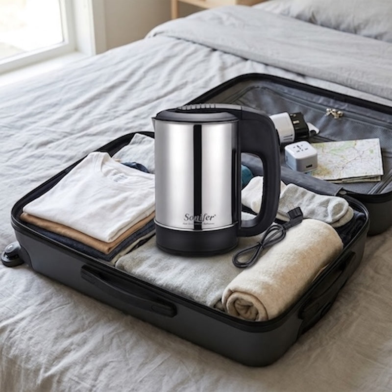 Petite bouilloire Voyage Compact dans une valise ouverte