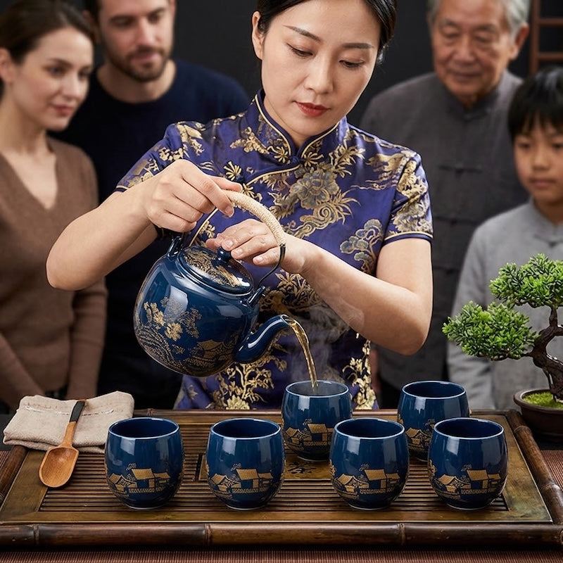 Service à thé chinois Shanghai bleu femme verse du thé dans les tasses