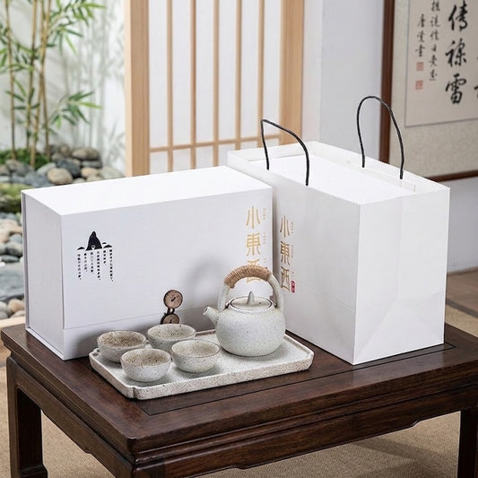 Service à thé japonais Osaka sur une petite table