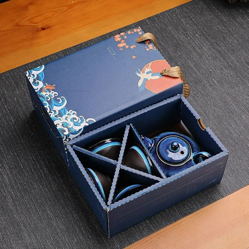 Service a the Kyoto Tradition dans la boite de rangement