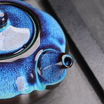 Service a the Kyoto Tradition gros plan de la théière