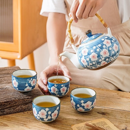 Service à thé porcelaine Souffle de Vent femme verse le thé dans les tasses