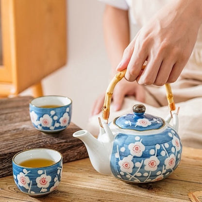 Service à thé porcelaine Souffle de Vent femme tient théière