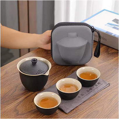 Service a the Travelteaset avec thé versé