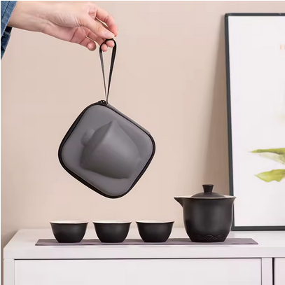 Service a the Travelteaset noir sur table