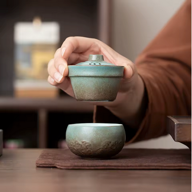 Service à thé Nomade Ultra Léger coule thé dans la tasse