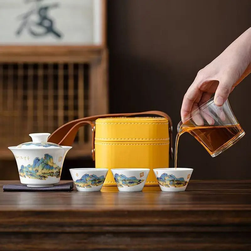 Service the Porceluxe thé versé dans une tasse