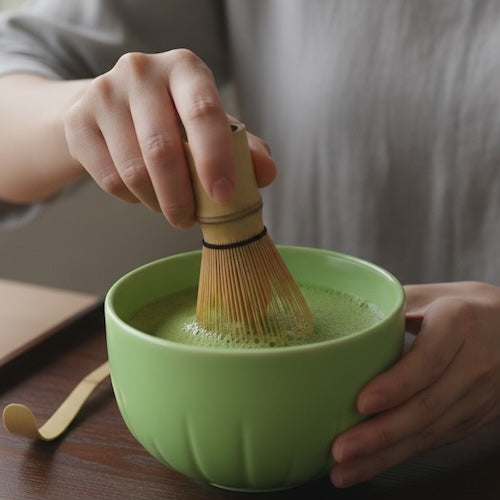 Set a matcha Ceremonial vert femme fouette le matcha