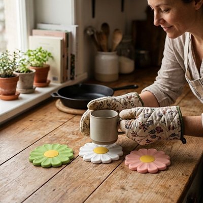 Sous verre​ Marguerite femme dépose sa tasse sur un sous verre