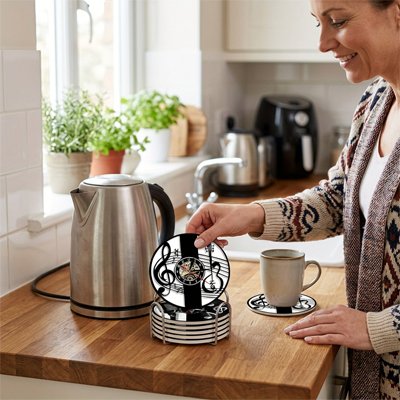 Sous verres​ Musicaux femme prend un sous-verre