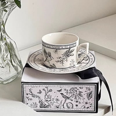 Tasse à café Summer Lily sur sa boîte cadeau