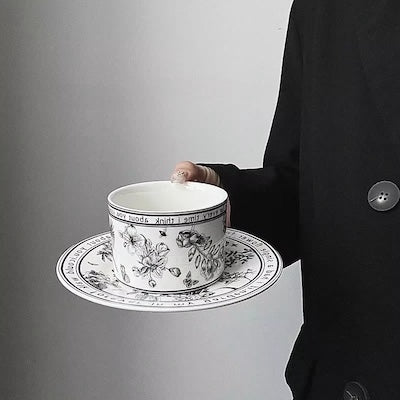 Tasse à café Summer Lily tenue par une femme