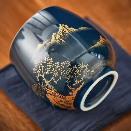 Tasse à thé Jilan couchée sur tissus